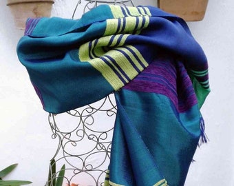 Chale/Foulard tissé à la main dans une palette de turquoise, vert, vert citron, bleu foncé et aubergine avec d or