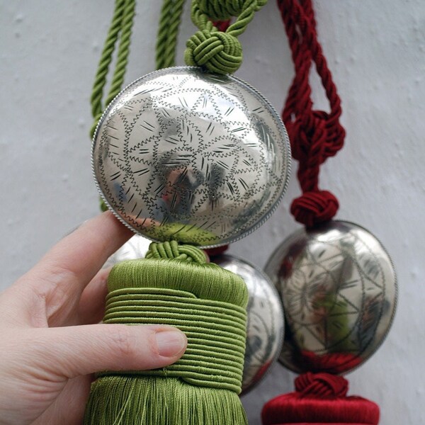 Curated visual reference: Picture Idea: Decorative Tie Backs
