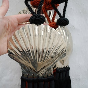 Nappe artigianali marocchine: fermatende a conchiglia, coppia di argento tedesco