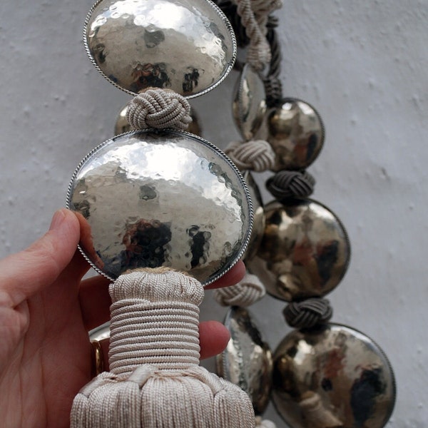 Paire de glands marocains et embrasses de rideaux décoratifs avec trois sphères martelé à la main en métal argenté