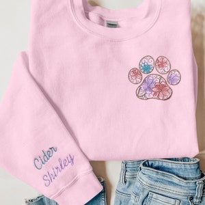 Floral Embroidered Dog Paw Sweatshirt Custom Dog Mom Crewneck with Pet Name on Sleeve Flower Sweatshirt Dog Lover Fall Fur Mama Sweatshirt