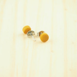 Puces noires 8 couleurs, bijoux ivoire végétal, boucles d'oreilles puces, petites boucles d'oreilles, clous d'oreilles minimalistes, vegan Jaune