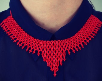 Collier plastron rouge, collier perles de rocaille rouge, collier bobo chic, collier ethnique, collier minimaliste, collier tissé main