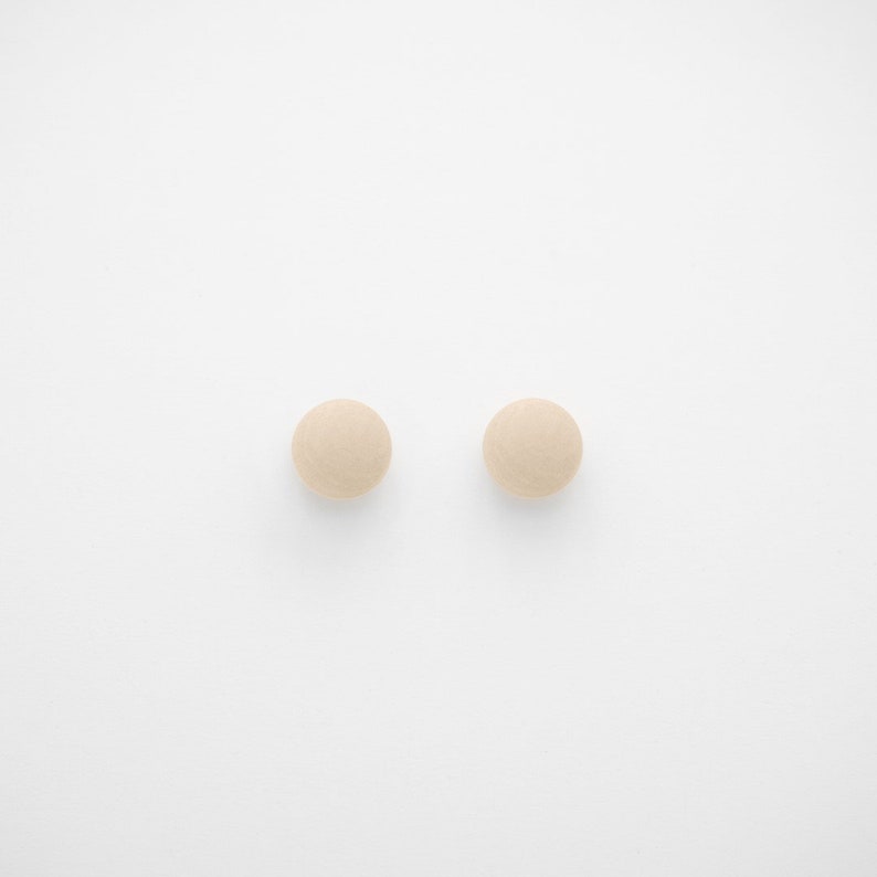 Puces noires 8 couleurs, bijoux ivoire végétal, boucles d'oreilles puces, petites boucles d'oreilles, clous d'oreilles minimalistes, vegan Blanc