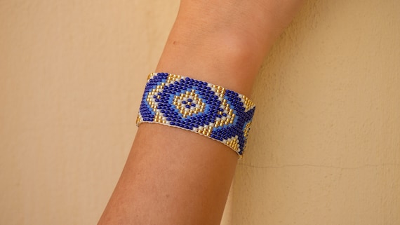 Thick beaded bracelet deals