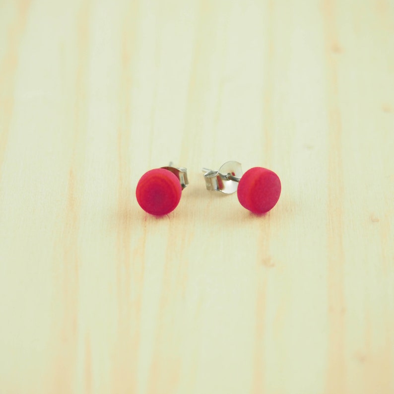 Puces noires 8 couleurs, bijoux ivoire végétal, boucles d'oreilles puces, petites boucles d'oreilles, clous d'oreilles minimalistes, vegan Rouge