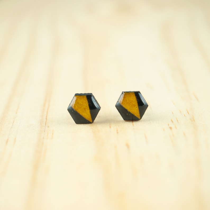 Boucles d'oreilles géométriques fruit, puces d'oreilles minimalistes Black-Yellow Hex