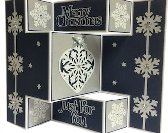 Frozen Snowflake Tri Shutter Klappkarte mit Layering, Schneeflocken und Christbaumkugel Weihnachtskarte Schneidedatei SVG - Studio und FCM