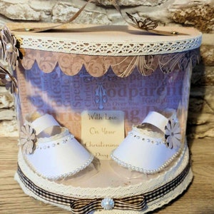 Chaussures de bébé dans une boîte avant incurvée et choix de papier de support inc. Mots sur le thème du baptême Studio, SVG machine et formats pdf découpés à la main