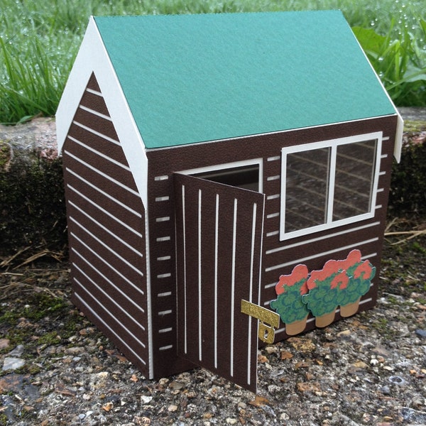 Yard - Garden Shed 3d Model inc Display Box et des fichiers supplémentaires pour les outils et les fleurs en pots télécharger les formats svg et studio