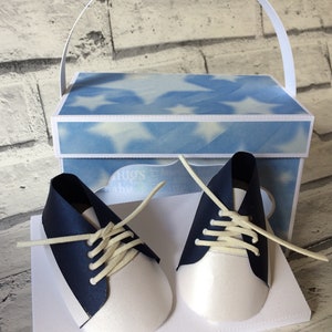 Converse style bébé garçon, baskets Modèle 3D en papercraft dans une boîte de présentation Studio, formats machine SVG et PDF pour découpe à la main
