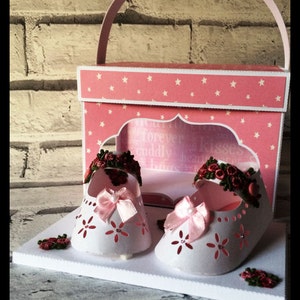 Modèle 3D de chaussures bébé fille dans une boîte de présentation Formats Sil Studio / SVG pour Cricut, etc. et PDF pour découpe à la main