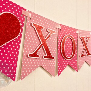 Saint-Valentin Polka Dots Glitter Red XOXO Card Stock Banner avec des cœurs lacés avec un ruban de satin rose