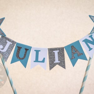 Gepersonaliseerde Cake Bunting Banner Topper, Wit, Zilver Glitter en Blauwe Card Stock met Glittery Stars op Wit en Blauw Papieren Rietjes