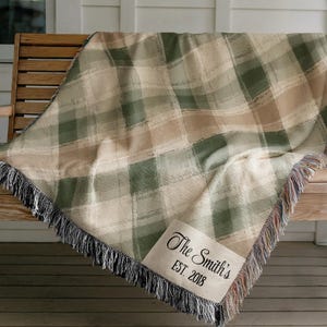 カスタム織りスローブランケット、チェック柄ブランケット、パーソナライズされた新築祝いギフト、名字入りスローブランケット、記念日の結婚祝いギフト
