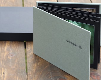 Personalisierter Leinen-Leporello / Album in A5-Magnetbox mit 14 Fotoabzügen / Titel nach Wunsch