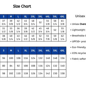 K&ouml;nnte beinhalten: Gr&ouml;&szlig;entabelle f&uuml;r ein Unisex-Knopfshirt mit Ma&szlig;en in Zoll und Zentimetern. Das Shirt wird als Oversize beschrieben, hergestellt aus leichtem, seidenweichem Stoff, atmungsaktiv und feuchtigkeitsableitend, mit UPF50+ Schutz. Es ist aus umweltfreundlichen Materialien hergestellt, 65% recyceltem Polyester und 35% Polyester. Der Stoff wird nach dem Waschen weicher.
