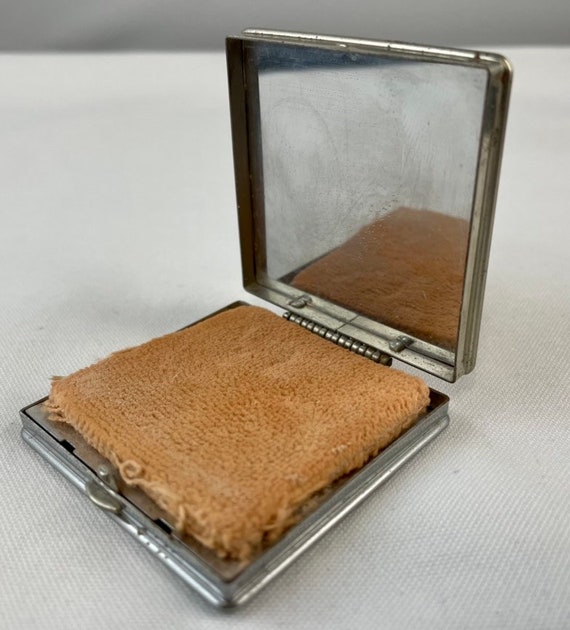 Art Deco Square Silvertone Compact Depicting the … - image 3