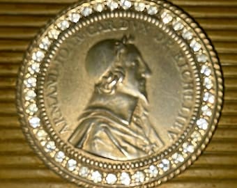 Vintage Hattie Carnegie Goldtone Compact with Medallion of French Cardinal Richelieu