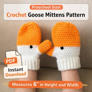 Op de afbeelding: Haakpatroon voor ganzenwanten in oranje, wit en zwart. De wanten zijn 15 cm hoog en breed. De tekst op de afbeelding luidt "Preschool Size!" en "Crochet Goose Mittens Pattern". De afbeelding bevat ook een PDF-pictogram met "Instant Download".