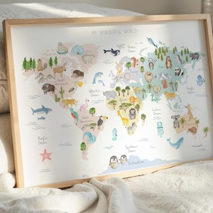 K&ouml;nnte beinhalten: Eine farbenfrohe Weltkarte mit Tieren und beschrifteten Ozeanen. Die Karte ist in einem hellen Holzrahmen gerahmt und tr&auml;gt oben den Titel "My Wonderful World".
