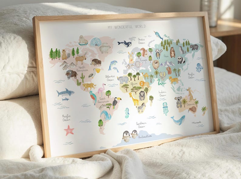 K&ouml;nnte beinhalten: Eine farbenfrohe Weltkarte mit Tieren und beschrifteten Ozeanen. Die Karte ist in einem hellen Holzrahmen gerahmt und tr&auml;gt oben den Titel "My Wonderful World".