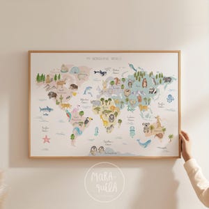 K&ouml;nnte beinhalten: Eine farbenfrohe Weltkarte mit Tieren und Ozeanen. Die Karte ist auf wei&szlig;em Papier gedruckt und in einem hellen Holzrahmen gerahmt. Der Titel der Karte lautet "Meine wunderbare Welt".