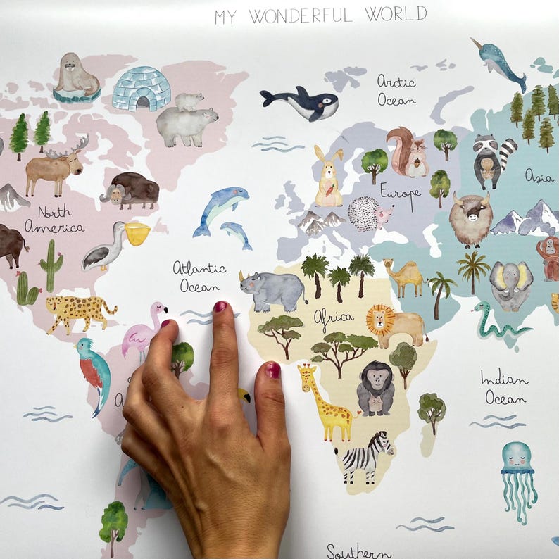 K&ouml;nnte beinhalten: Eine farbenfrohe Weltkarte mit Tieren und Ozeanen. Die Karte ist in Kontinente mit Namen wie Nordamerika, Europa, Asien, Afrika und Australien unterteilt. Die Karte ist auf wei&szlig;em Papier gedruckt und hat einen hellblauen Hintergrund.
