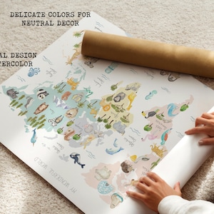 K&ouml;nnte beinhalten: Ein Aquarell-Weltkarten-Druck mit einer zarten Farbpalette und Illustrationen von Tieren aus verschiedenen Kontinenten. Die Karte ist aufgerollt und wird von den H&auml;nden einer Person gehalten. Der Text "My Wonderful World" ist unten auf der Karte gedruckt.
