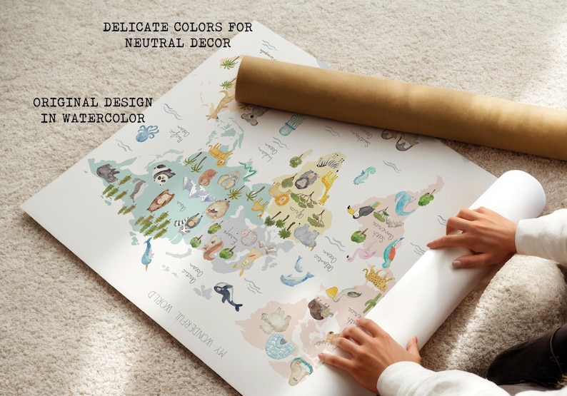 K&ouml;nnte beinhalten: Ein Aquarell-Weltkarten-Druck mit einer zarten Farbpalette und Illustrationen von Tieren aus verschiedenen Kontinenten. Die Karte ist aufgerollt und wird von den H&auml;nden einer Person gehalten. Der Text "My Wonderful World" ist unten auf der Karte gedruckt.