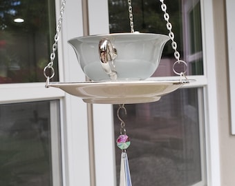 Mangeoire à oiseaux suspendue en forme de tasse à thé, porcelaine fine vintage, cadeau de jardin, faite main avec du cristal