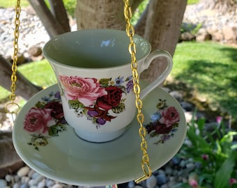 Mangeoire à oiseaux vintage en forme de tasse à thé rose, décoration de jardin suspendue à motifs floraux roses.