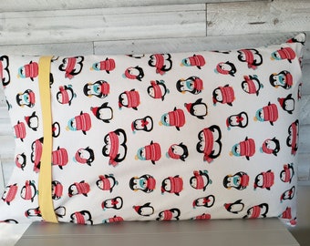 Taie d'oreiller en flanelle motif pingouin d'hiver, taille standard, avec bordure dorée cousue.