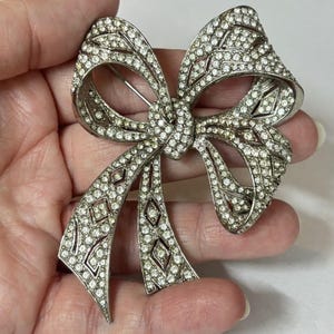 Broche circular vintage de diamantes de imitación firmado por Kenneth Jay Lane EB62