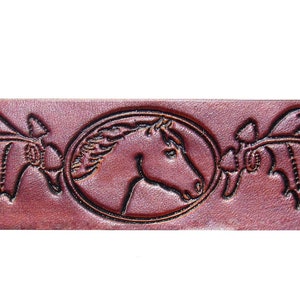 1 1/2&quot; Horse Head Embossed Leather Belt