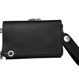 Cartera premium con cadena triple en color negro de grano superior