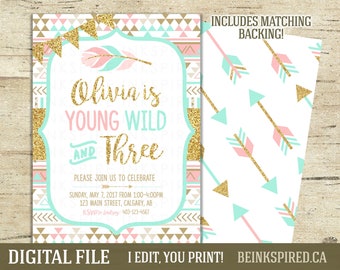 Può includere: Un invito stampabile per una festa di compleanno di terzo compleanno per una bambina. L'invito presenta un motivo tribale turchese e rosa con accenti di glitter dorati. Il testo recita "Olivia is Young Wild and Three".
