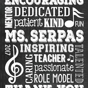 K&ouml;nnte beinhalten: Schwarz-wei&szlig;es Druckbild im Kreidetafel-Stil mit den Worten "Encouraging", "Dedicated", "Patient", "Kind", "Fun", "Ms. Serpas", "Inspiring", "Caring", "Teacher", "Passionate", "Role Model", "Talented" und "Thank You". Ein Violinschl&uuml;ssel-Symbol ist ebenfalls enthalten.