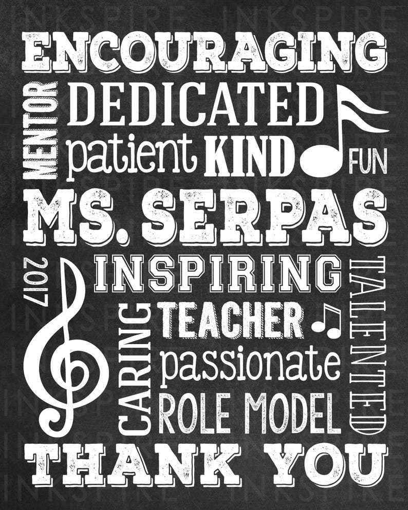 K&ouml;nnte beinhalten: Schwarz-wei&szlig;es Druckbild im Kreidetafel-Stil mit den Worten "Encouraging", "Dedicated", "Patient", "Kind", "Fun", "Ms. Serpas", "Inspiring", "Caring", "Teacher", "Passionate", "Role Model", "Talented" und "Thank You". Ein Violinschl&uuml;ssel-Symbol ist ebenfalls enthalten.