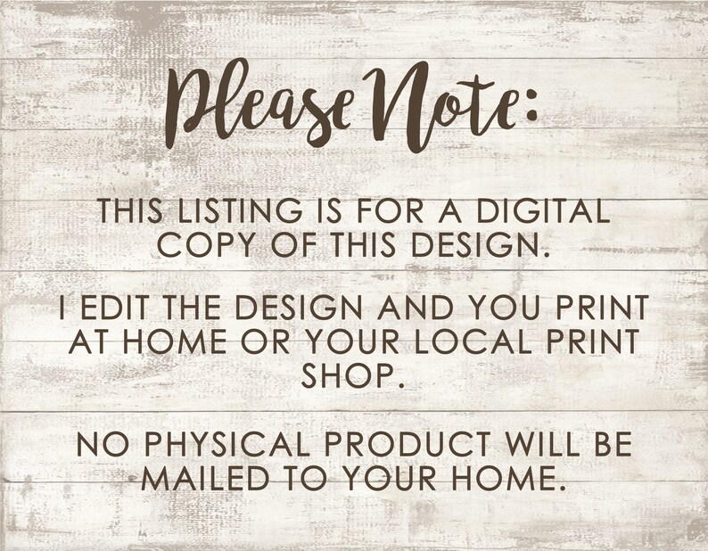 Pu&ograve; includere: Un avviso di download digitale su uno sfondo a effetto legno. Il testo recita "Nota bene: Questo annuncio &egrave; per una copia digitale di questo design. Io modifico il design e tu lo stampi a casa o presso la tua tipografia locale. Nessun prodotto fisico verr&agrave; spedito a casa tua."