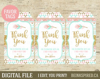 Op de afbeelding: Drie printbare bedankkaartjes met een roze, turquoise en gouden tribal patroon. De kaartjes bevatten de tekst "Bedankt" met een veren ontwerp en de boodschap "Voor het vieren met mij, ik had een wilde tijd! Liefs, Olivia".
