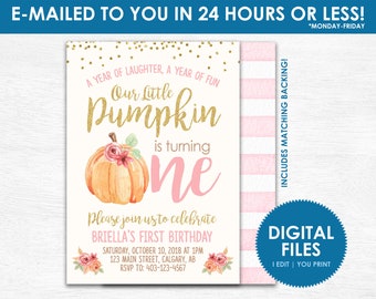 Può includere: Un invito stampabile per il primo compleanno in rosa e oro con una zucca ad acquerello e il testo "La nostra piccola zucca compie un anno". L'invito include la data, l'ora e il luogo della festa.