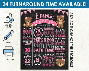 Puede incluir: Un cartel de primer cumpleaños estilo pizarra con un esquema de color rosa y blanco. El cartel presenta un osito de peluche, un corazón rosa y el texto "Emma Mi primer cumpleaños 5 de agosto de 2019". El cartel también incluye una lista de cosas que al niño le gustan y puede hacer, como "pelotas, bloques, conejito, música, comida, caminar, gatear, aplaudir, asomarse, trepar, chocar los cinco, queso, fresas, puffs, arándanos, mamá, papá, uh oh". El cartel también incluye la altura y el peso del niño: "30 pulgadas y 22 libras".