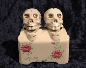 Pirate Captain Skeleton Steering Wheel Salt And Pepper Shaker Holder Statue Set