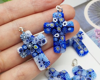 Ciondolo a croce floreale blu con microfiori in vetro di Murano per progetto artigianale, pendente in mosaico di vetro veneziano (grado B)
