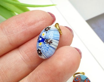 Ciondolo ovale piccolo con motivo floreale micro per donna, ragazza e signora, realizzato in mosaico di vetro veneziano Millefiori Murano Glass.