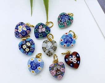 Ciondolo a forma di cuore piccolo floreale in millefiori per gioielli realizzato in mosaico di vetro di Murano veneziano