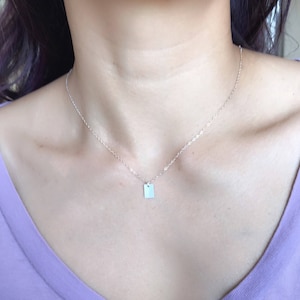 Elegant halsband med guldfylld eller silverinitial och retingle tagg Enkelt, fint fyrkantigt tagghalsband • Blankt eller personligt guld TINY