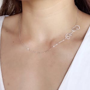 Initiale majuscule cursive martelée à la main, cadeaux personnalisés pour demoiselles d'honneur, majuscules or, monogramme lettre calligraphie argenté