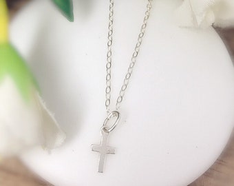 Kleine zierliche, zarte, kleine Gold, Sterling Silber Kreuz Halskette, religiöse Geburtstag, Taufe, Erstkommunion, ChildrenCross Schmuck